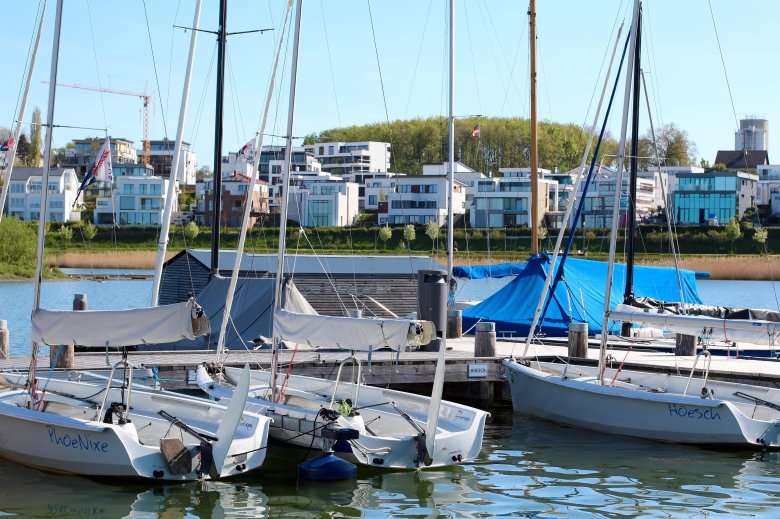 Лодка парусная