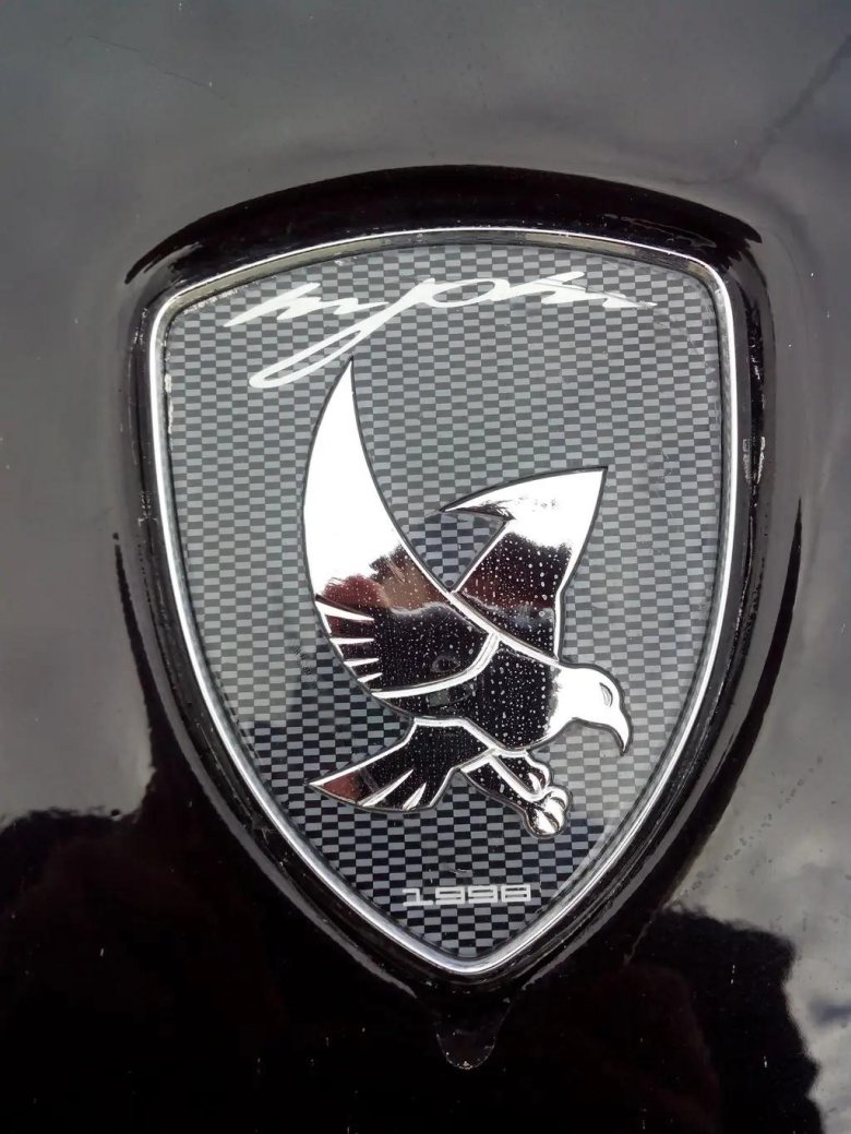 Марка машины с птицей на эмблеме