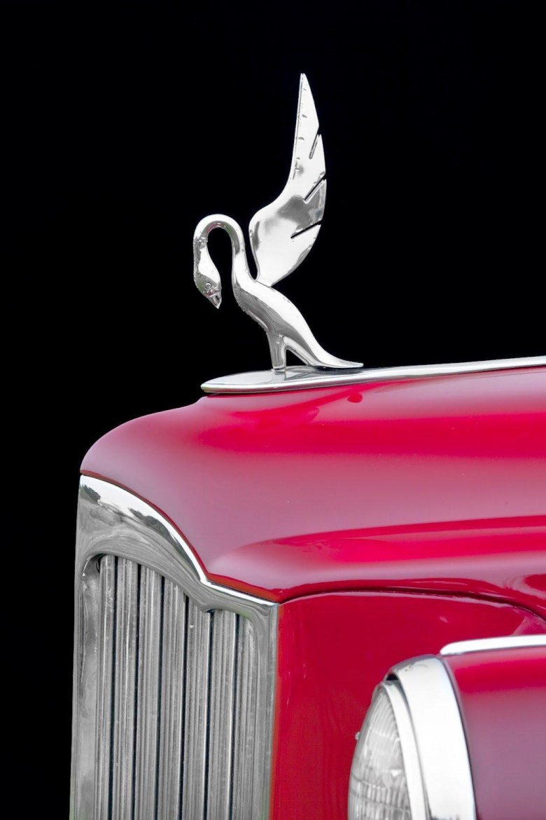 Машина с птичкой на капоте