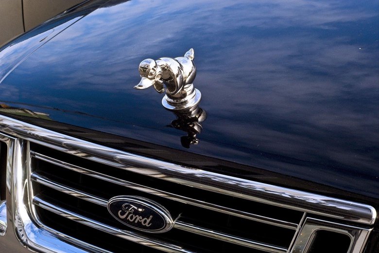 Машина с фигуркой на капоте