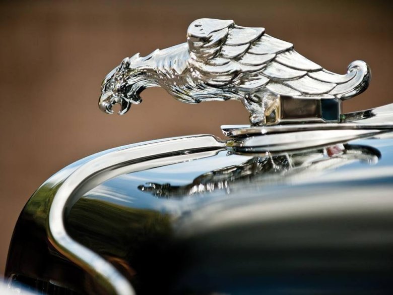 Машина со статуэткой на капоте