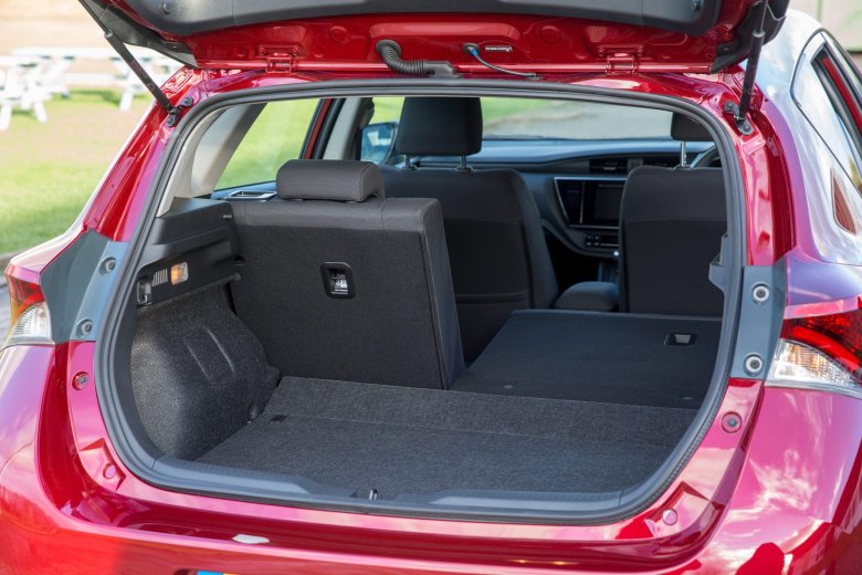 Auris 2008 багажник