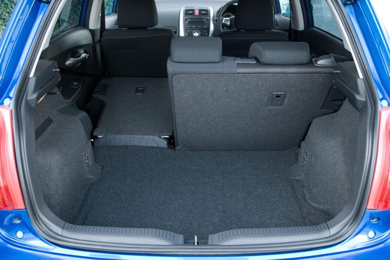 Тойота аурис 2008 багажник