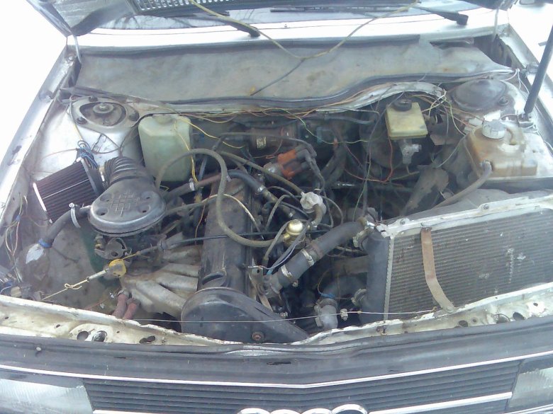 Ауди 100 моторный отсек