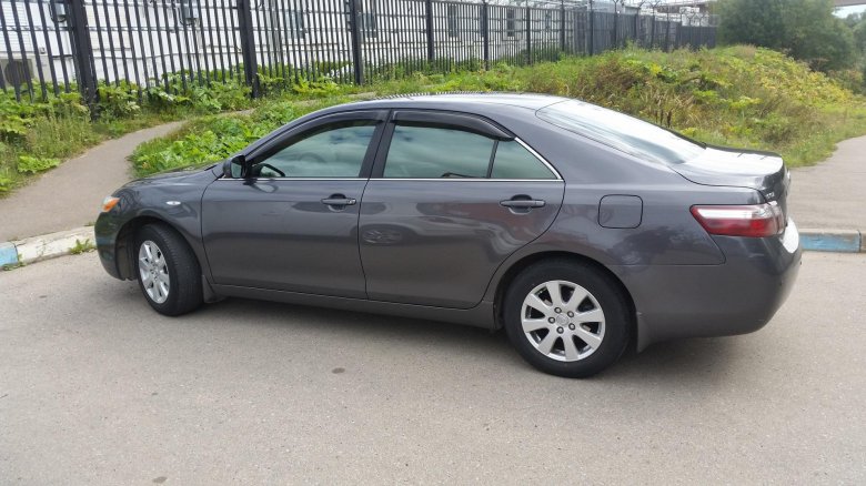 Серая тойота камри