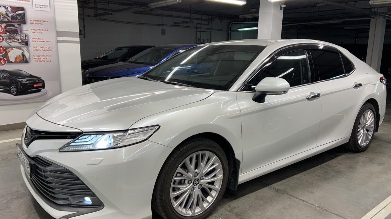 Тойота камри белый металлик