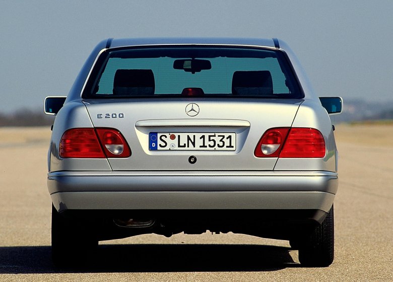 Мерседес бенц е 320