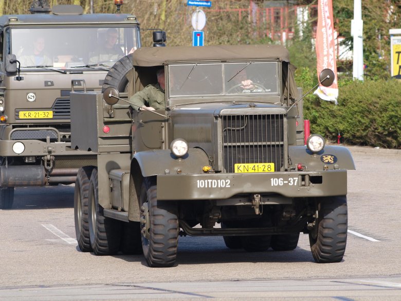 Грузовик военный