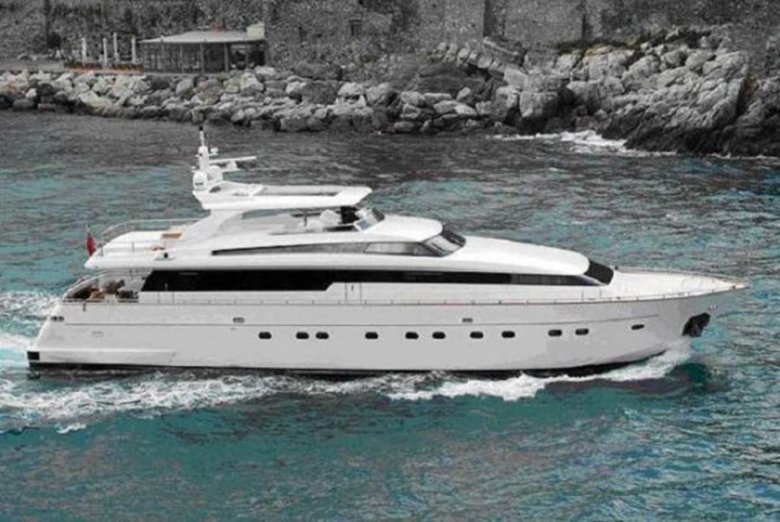 Спортивная яхта