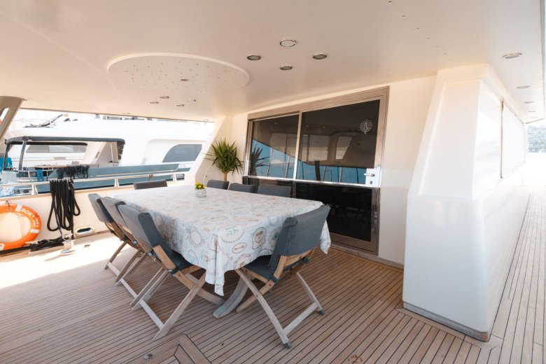 Моторная яхта