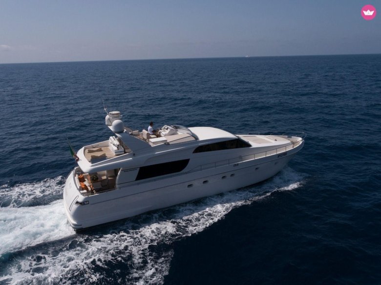 Яхта моторная