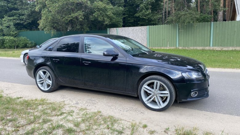 Черная ауди а 4