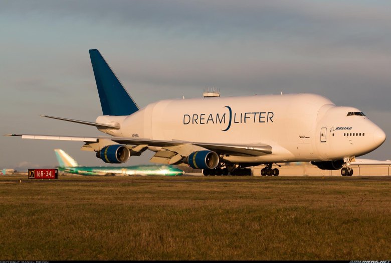 Самолет боинг 747