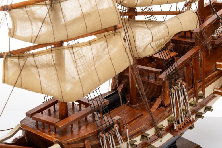 Сувенирные деревянные корабли