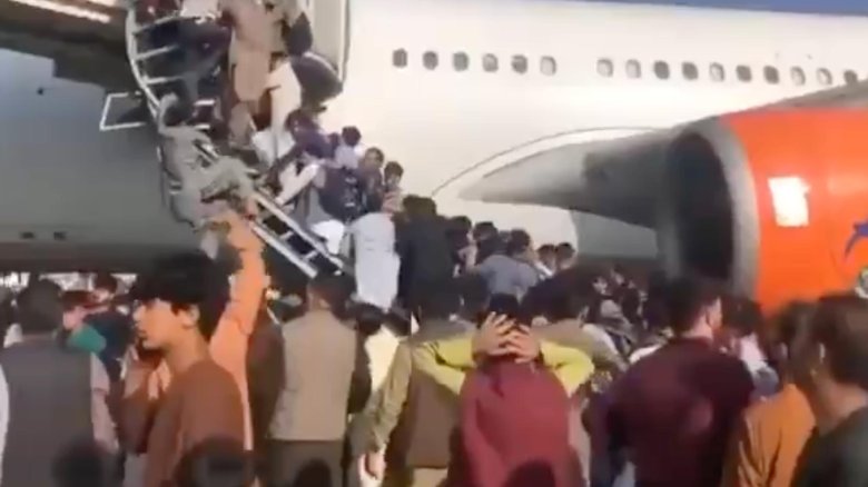 Афганистан самолет люди падают