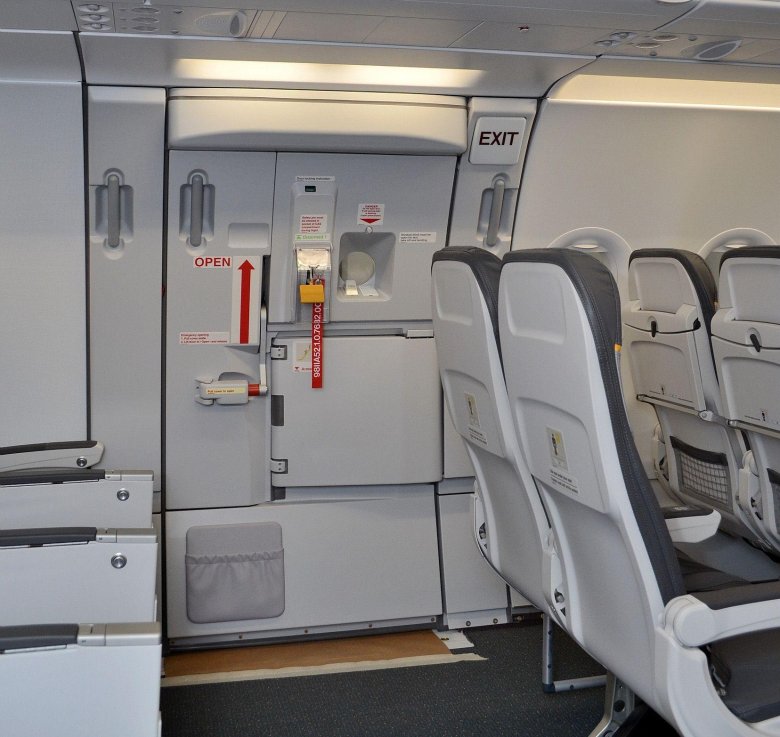 Места у аварийного выхода в самолете