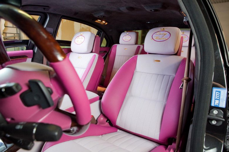 Розовый салон автомобиля