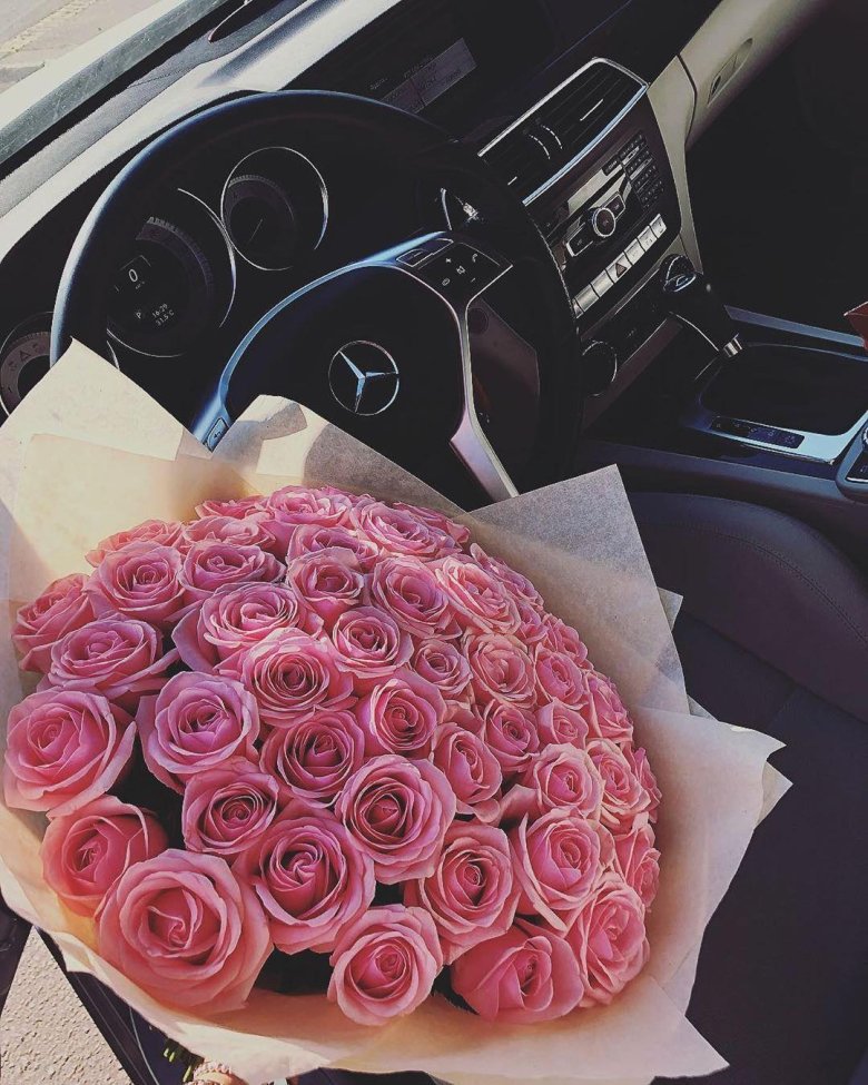 Машина и цветы