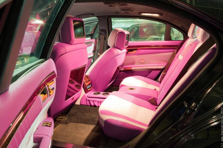 Мерседес майбах розовый