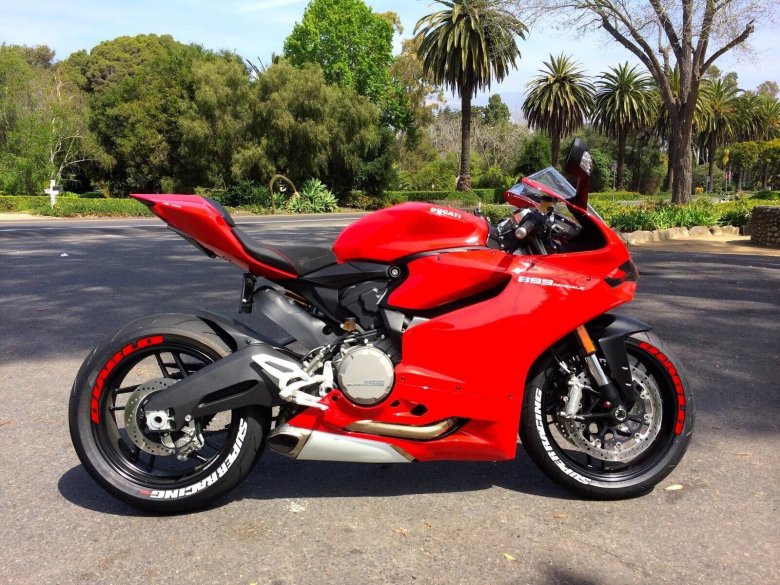 Мотоцикл дукати 899