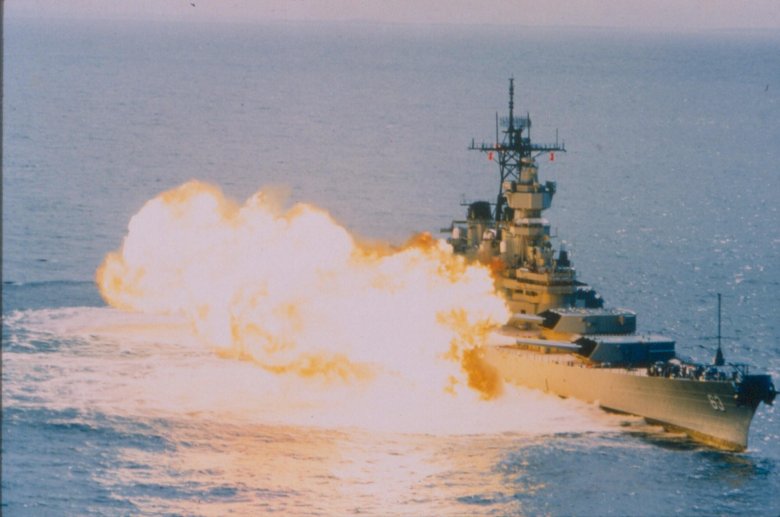 Залп линкора айова