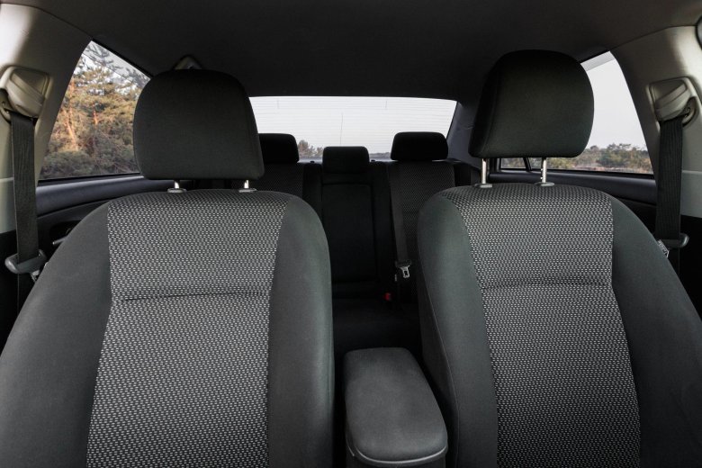 Салон машины передние сиденья