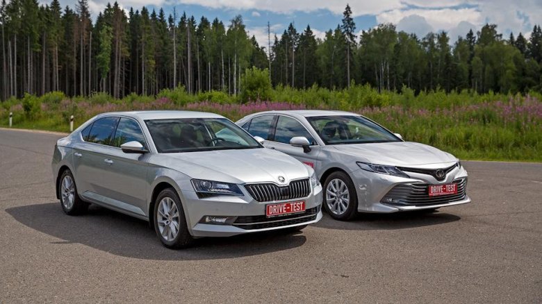 Skoda superb vs toyota camry