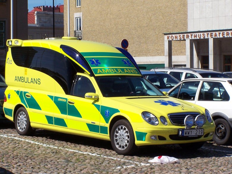 Mercedes 211 ambulance