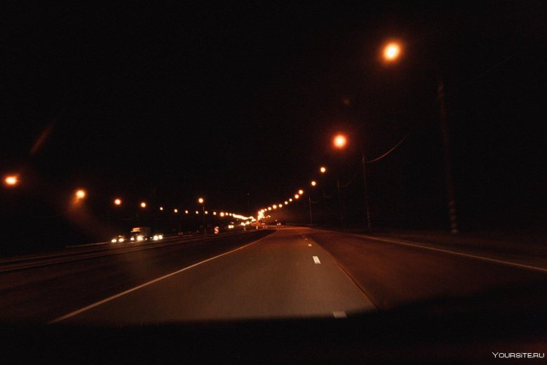 Ночная трасса из машины