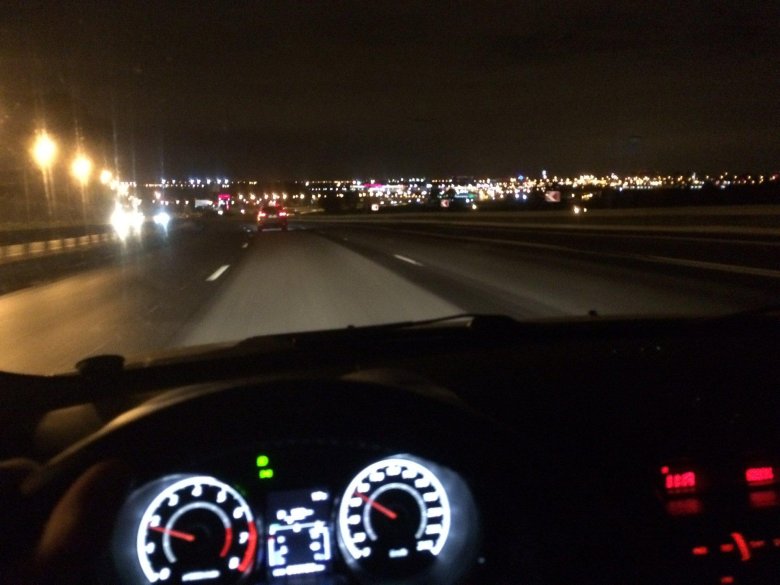 Машина едет ночью