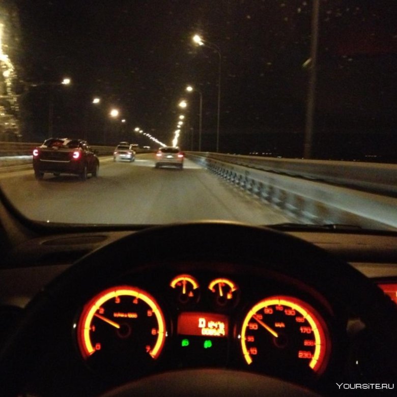 За рулем машины ночью