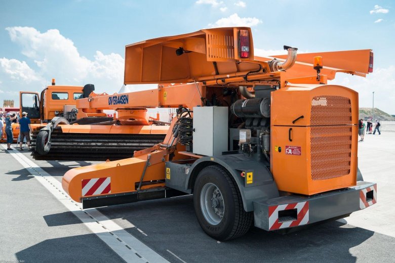 Акпм-3п аэродромная плужно-щеточно продувочная машина