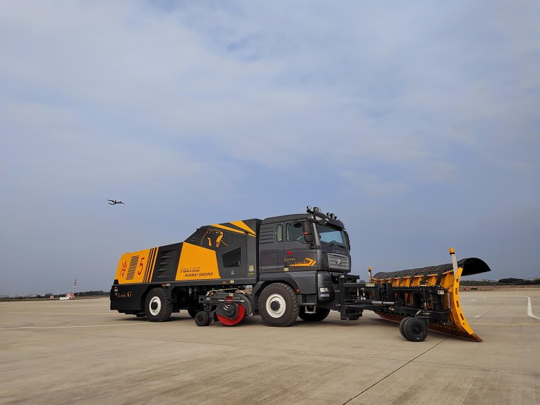 Аэродромная вакуумная подметально-уборочная машина