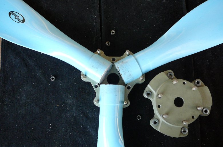 Винт 3 х лопастной углепластиковый l-22 lugaprop 1240 мм