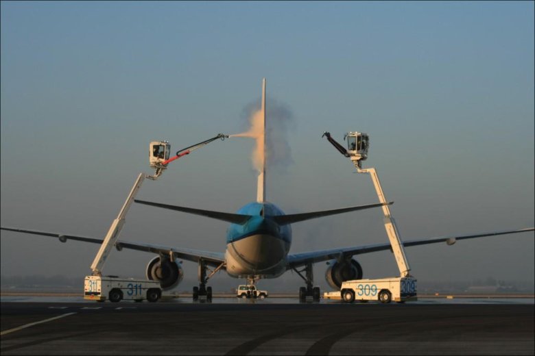 Противообледенительная обработка самолета