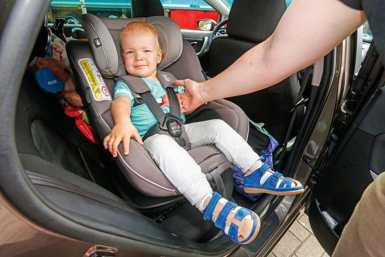 Детское автокресло в машине