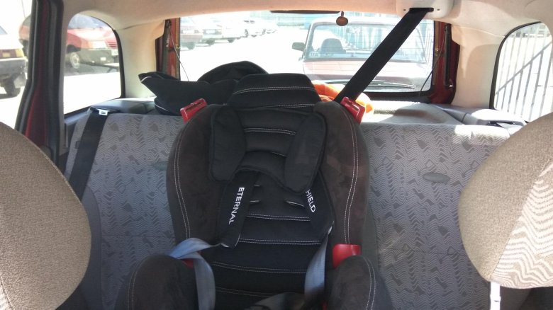 Детское кресло в машине