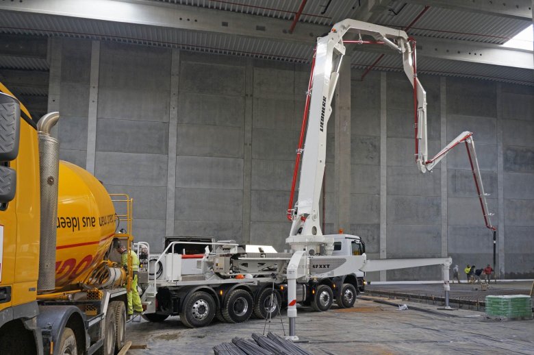 Миксер с бетононасосом 4 ось мерседес