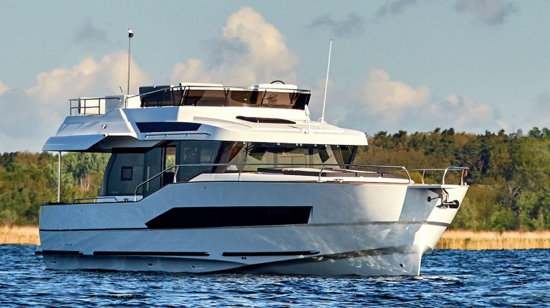 Моторный катамаран