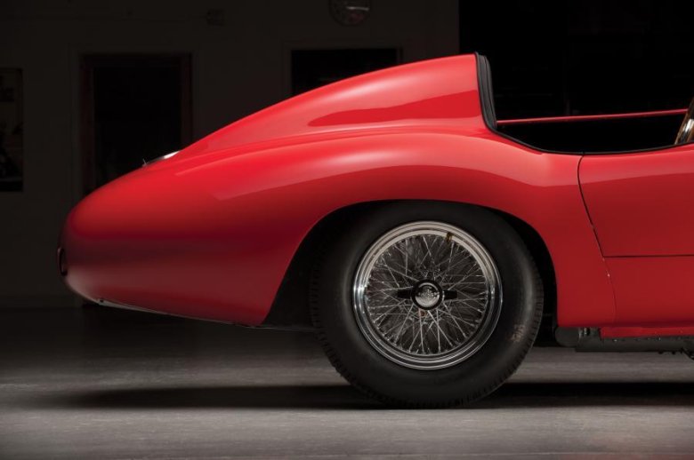 Автомобиль ferrari