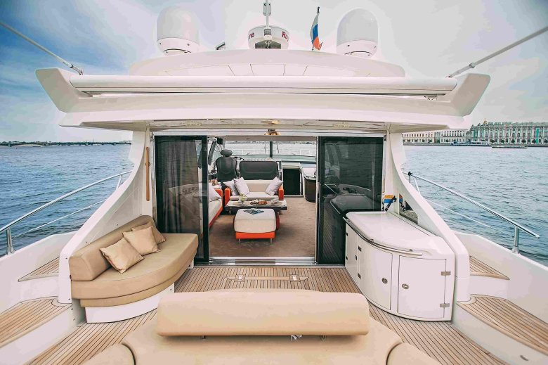 Яхта катер