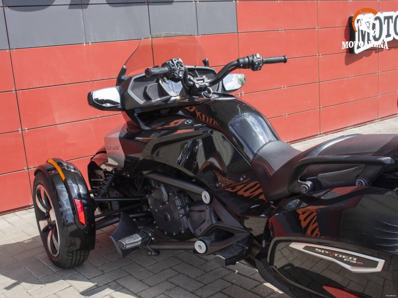 Трицикл can am spyder