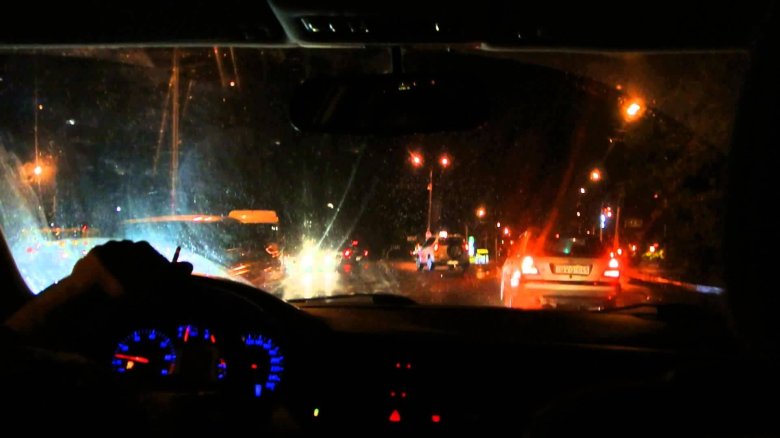 Машина едет ночью