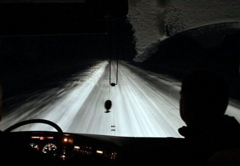 Дорога зимой ночью из кабины фуры