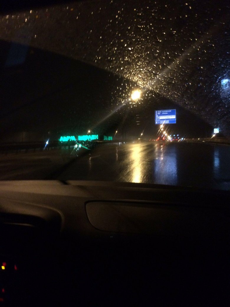 В машине ночью