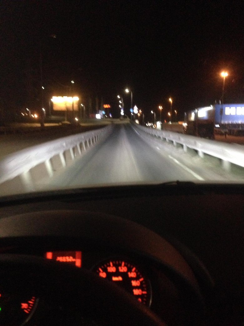 Вид из машины ночью
