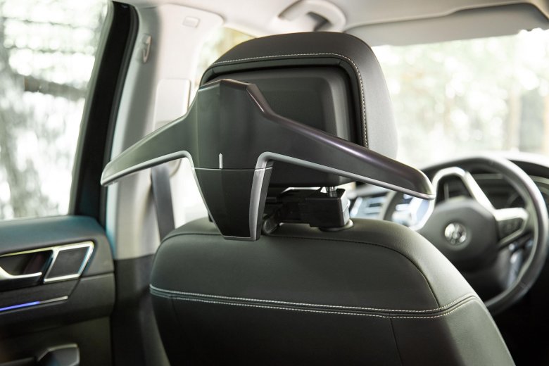 Плечики в автомобиль на подголовник