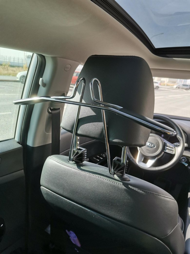 Вешалка автомобильная на подголовник для одежды