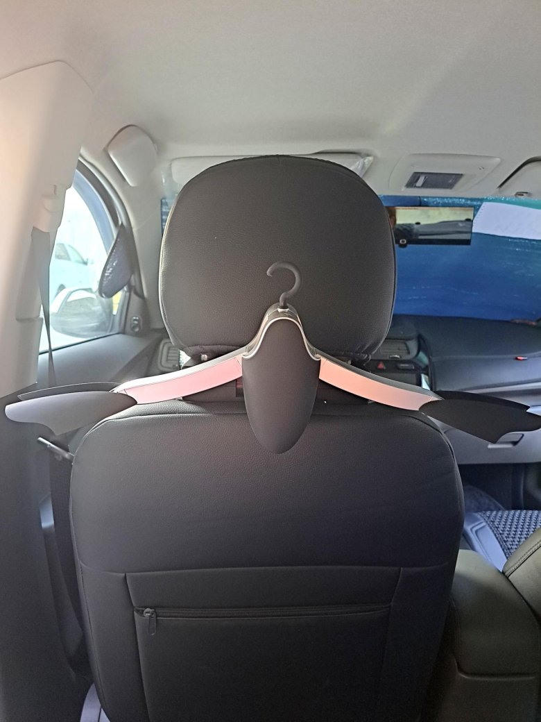 Вешалка для одежды на подголовник