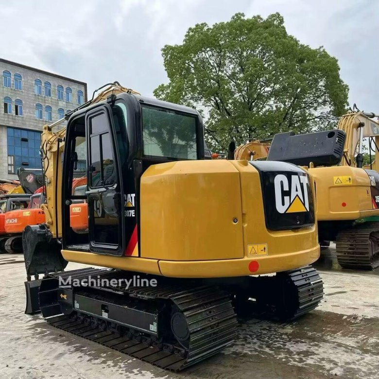 Гусеничный экскаватор jcb